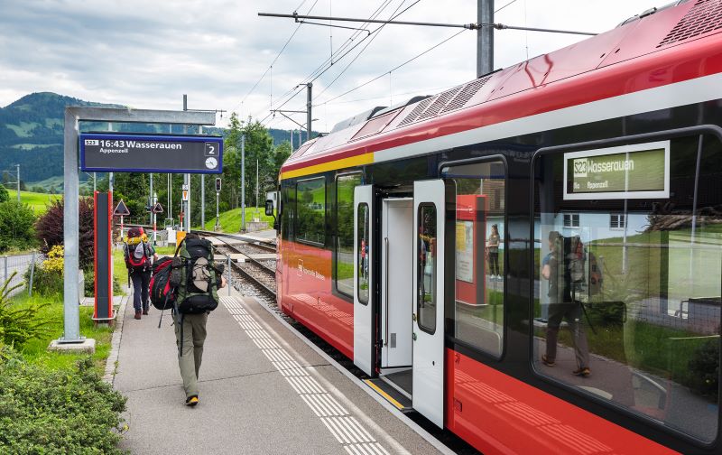 Bei der Appenzeller Bahnen AG steuert das zentrale System »DiLoc|Motion« sowohl die stationäre als auch die mobile Fahrgastinformation im Fahrzeug und versorgt die Fahrgäste mit Live-Informationen (Bild: H. Krille).