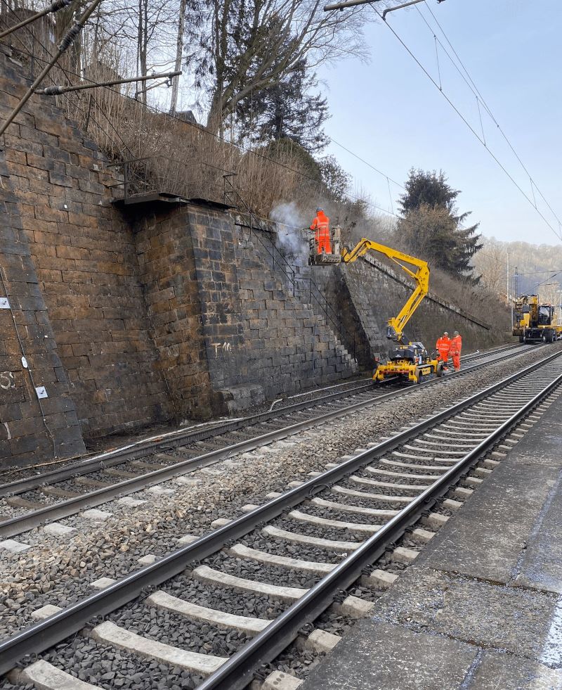 Das neue Zweiwege-Gerät wurde zur Reinigung der Schutzwände am Gleis eingesetzt (Bild: Kunze GmbH).