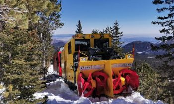 Die Zaugg-Schneefrässchleuder für die Manitou and Pikes Peak Railway wird von den neuen Lokomotiven von Stadler Rail gestoßen (Bild: Michael Burger/Stadler Rail).