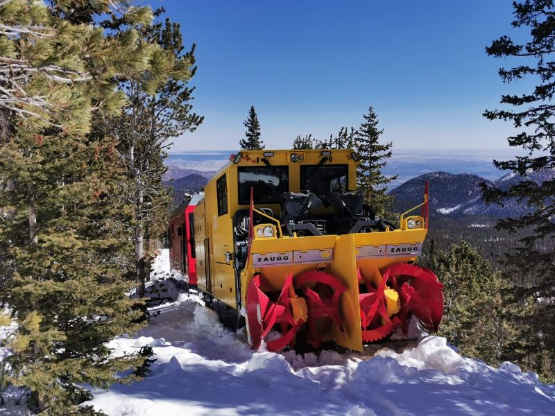 Die Zaugg-Schneefrässchleuder für die Manitou and Pikes Peak Railway wird von den neuen Lokomotiven von Stadler Rail gestoßen (Bild: Michael Burger/Stadler Rail).