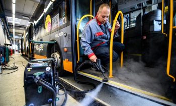 Mit einem neuen Dampfsaugsystem sorgen die Koblenzer Verkehrsbetriebe für ein ganz neues Hygienelevel in ihren Bussen ( Bilder: Lukas Schulze/beam GmbH).