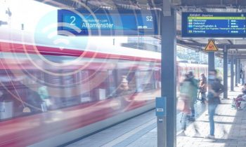 Die Sensoren können in vorhandene Anzeigesysteme am Bahnsteig eingebaut werden, um z. B. verschiedene Zugphasen sicher zu erkennen und Anzeigetexte oder Ansagen auszulösen (Bild: Funkwerk).