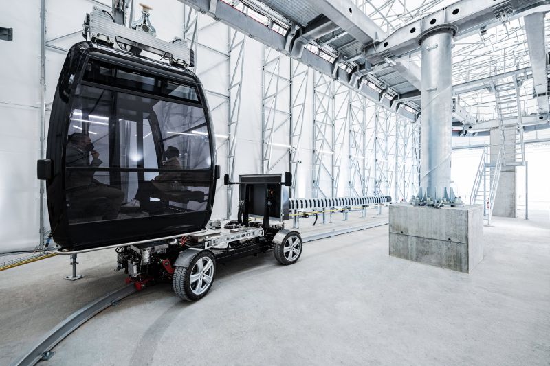 Die Kabine wird in der Station an ein autonomes Fahrzeug übergeben, das dann auf einer eigenen Trasse weiterfährt (Bild: Leitner). 