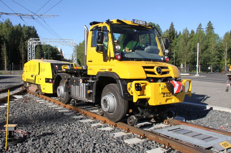 Der »U 430« als Zugmaschine für eine Schienen-schleifmaschine von Vossloh (Bild: Tapani Pa-lo/Konepörssi).