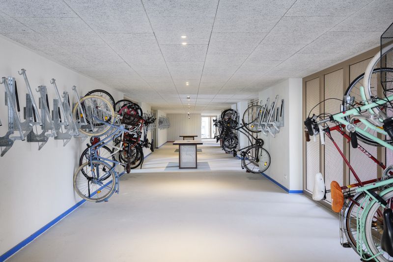Im Eingangsbereich des Erdgeschosses werden die Fahrräder platzsparend und sicher an den Wänden geparkt (Bild: movelo).