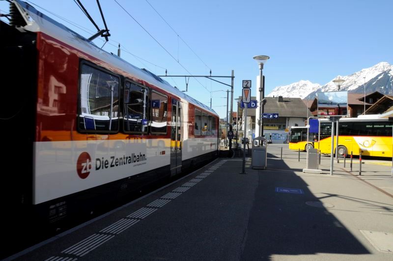 Brienz ist ein kleines touristisches Zentrum. Hier ist die Zentralbahn zwischen Luzern und Interlaken verknüpft mit Postautolinien, der Zahnradbahn aufs Brienzer Rothorn (unsichtbar rechts) und den Schiffen auf dem Brienzersee (hinter dem Zug). Eine solide, langfristige Planung für optimale Anschlussverhältnisse ist unabdingbar (Bild: Johannes von Arx).