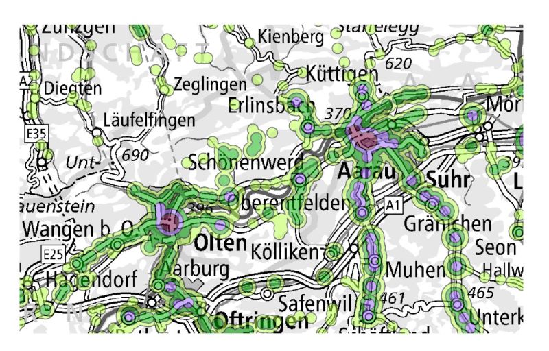 Hier ist die Erschließungsqualität von Haltestellen/Zonen grafisch dargestellt: je dunkler, desto besser, d. h. vor allem häufigere Halte von Zügen und Bussen. Links der Eisenbahnknotenpunkt Nord-Süd/West-Ost, Olten, rechts Aarau, die Hauptstadt des Kantons Aargau (Bild: ARE, swisstopo).