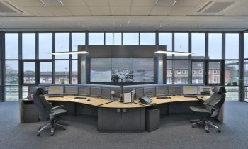 Mit der Ausstattung der neuen Betriebszentrale wurde die Jungmann Systemtechnik GmbH & Co. KG (JST) beauftragt, die einen repräsentativen Kontroll-raum mit zwei ergonomischen Arbeitsplätzen um-setzte (Bild: Jungmann Systemtechnik).