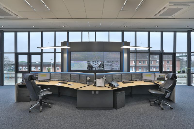 Mit der Ausstattung der neuen Betriebszentrale wurde die Jungmann Systemtechnik GmbH & Co. KG (JST) beauftragt, die einen repräsentativen Kontroll-raum mit zwei ergonomischen Arbeitsplätzen um-setzte (Bild: Jungmann Systemtechnik).