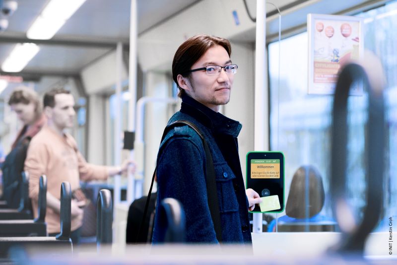 Fahrgäste checken schnell am Fahrgastterminal »PROXmobile3« ein und aus (Bild: INIT).