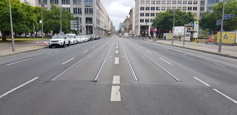 Seit Jahren liegen schon die ersten Gleise auf der Verbindung Alexanderplatz–Potsdamer Platz, nun will der neue Berliner Senat die Strecke erneut auf den Prüfstand stellen (Bild: Jürgen Burmeister).