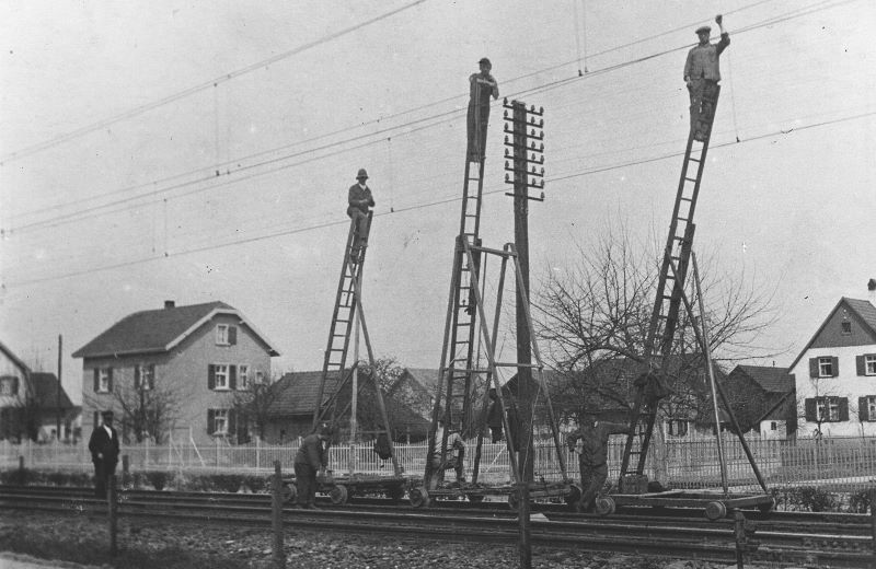Fahrleitungsmontage im Jahr 1924 bei der SBB in Pratteln (Bild: Furrer+Frey).