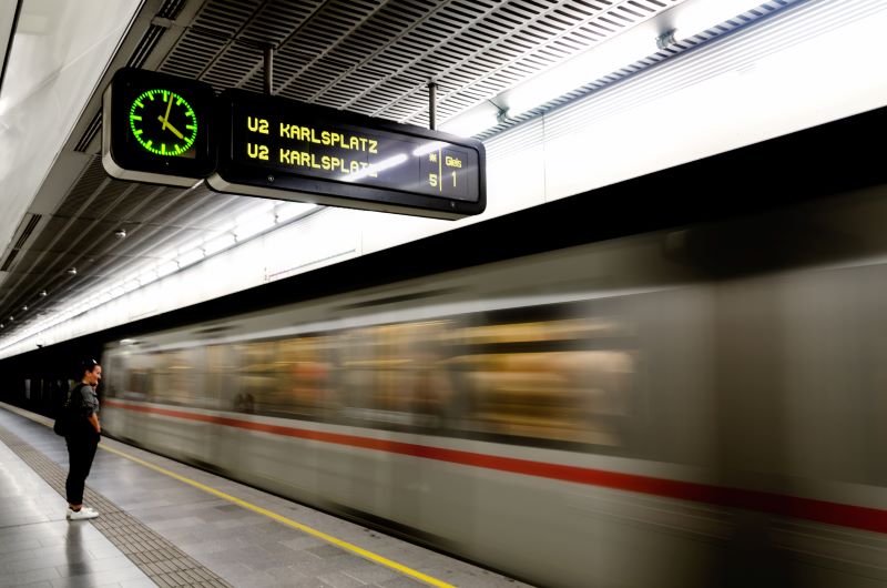 U-Bahn-Station in Wien mit Zeitdiensttechnik von Bürk Mobatime (Bildnachweis: cristianoalessandro).