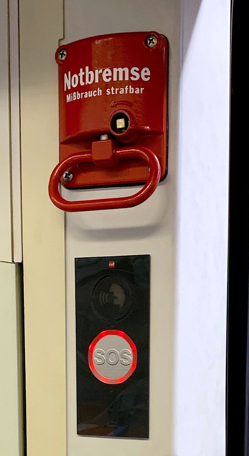 »VisiWeb«-Notsprechsystem in der Türsäulenverkleidung eines Trams der HAVAG. Die schmale Bauform wurde speziell für den Einbau bei beschränkten Platzverhältnissen wie in Trams und U-Bahnen entwickelt (Bild: Ruf Gruppe).