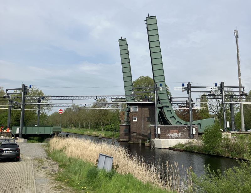 DB, Mariensiel (DE): Klappbrücken mit schwenkbarer Deckenstromschienenanlage (Bild: Furrer+Frey).