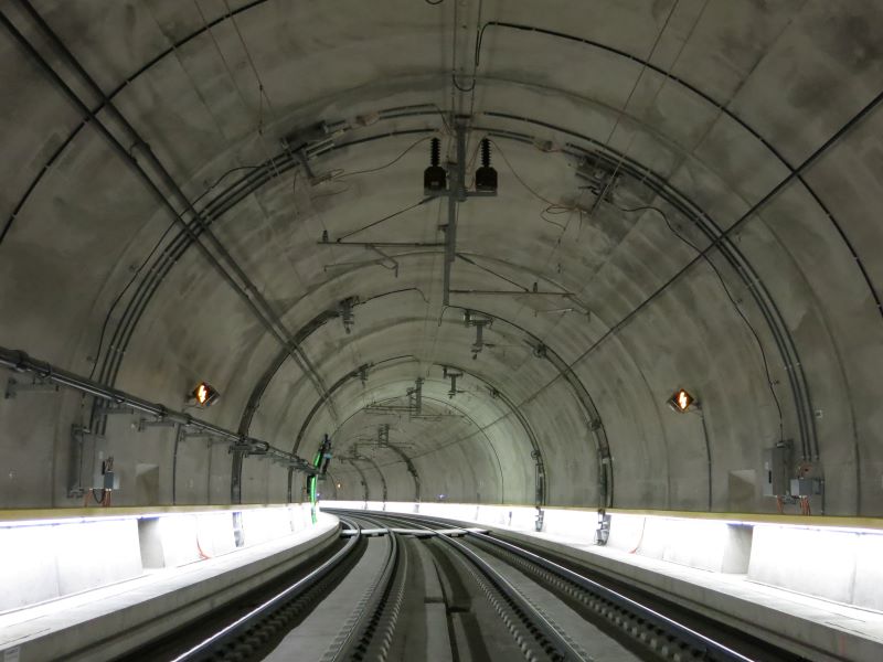 SBB-Linie CEVA, Genf: Zonenende mit Schaltgeräten und Signalen der AEE im Tunnel (Bild: Furrer+Frey).
