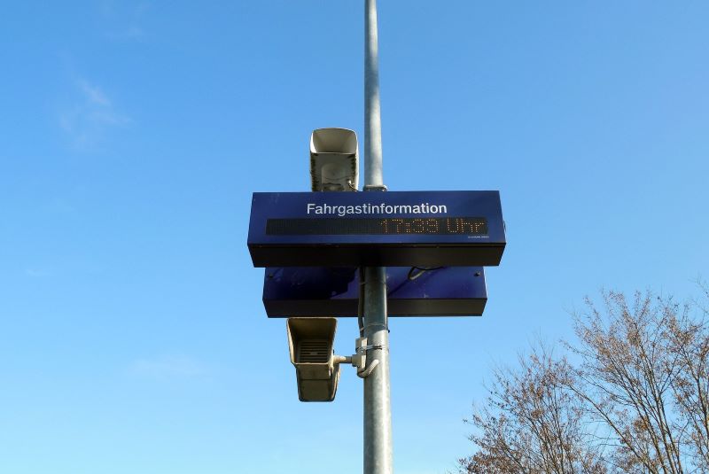 Die Fahrgäste in Stuttgarts Stadtbahnen und Bussen können seit 2022 digitalisierte Ansagen von Stimmenspezialist Aristech hören (Bild: Aristech).