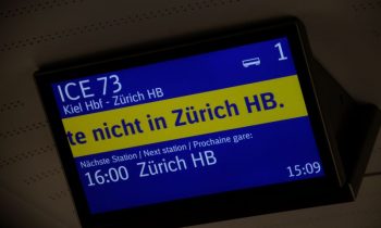 Was gilt jetzt, hält der ICE an oder brauste er durch – wohin (Bild: Johannes von Arx)?