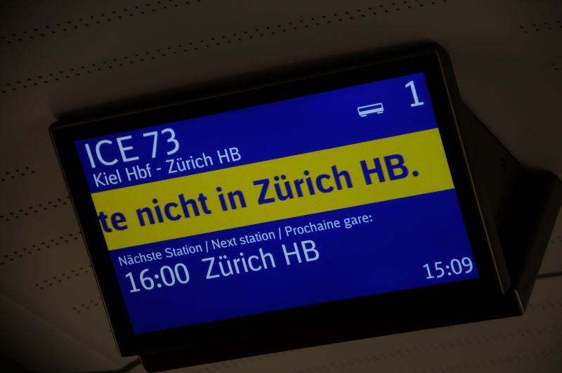 Was gilt jetzt, hält der ICE an oder brauste er durch – wohin (Bild: Johannes von Arx)?