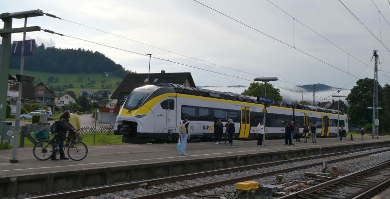Batteriezug »Mireo Plus B« im Bahnhof Biberach (Schwarzwaldbahn). Der Batteriezug bedient die Nebenbahnstrecke Biberach–Oberharmersbach (nicht elektrifiziert). Die zweiteiligen Triebwagen sind auf jeder Seite mit drei Türen ausgestattet. (Bild: M. Oestreich).
