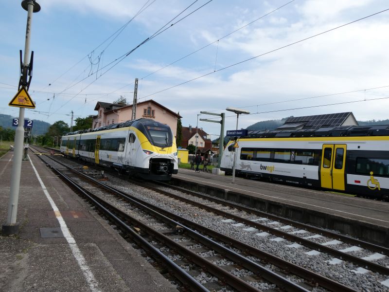 Begegnung zweier Batteriezüge in Biberach. Der linke Zug verkehrt aktuell auf der elektrifizierten Schwarzwaldbahn (Stromabnehmer ausgefahren). Rechts davon ein Zug auf der nicht elektrifizierten Nebenbahnstrecke Biberach–Oberharmersbach (Stromabnehmer eingefahren). (Bild: M. Oestreich).