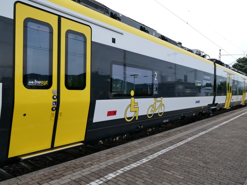 Piktogramme weisen den Weg zu den Rollstuhl- und Mehrzweckplätzen für Fahrräder und Kinderwagen. (Bild: M. Oestreich).
