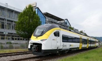 »Mireo Plus B« Batteriezug beim Verlassen des Bahnhofs Zell a. H. (Bild: M. Oestreich).