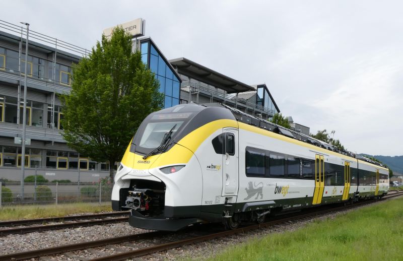 »Mireo Plus B« Batteriezug beim Verlassen des Bahnhofs Zell a. H. (Bild: M. Oestreich).
