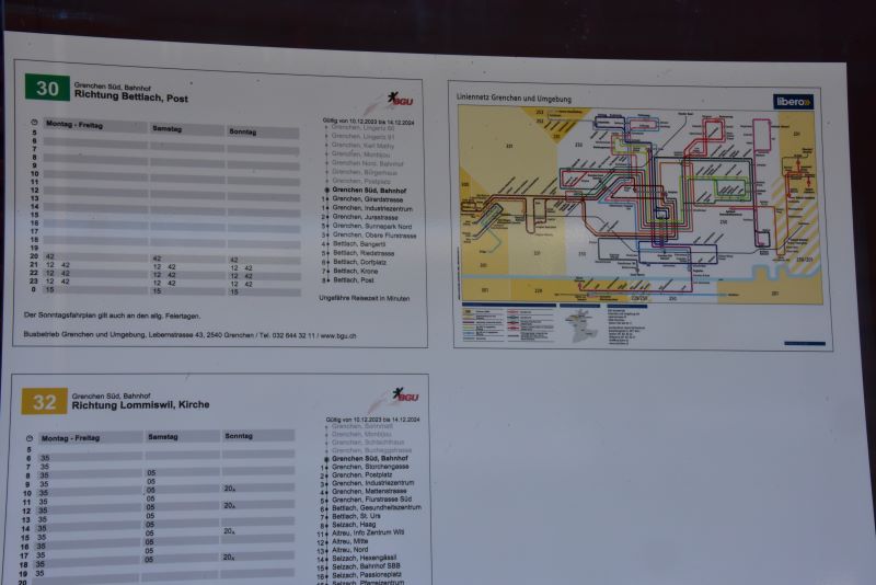 Vorbildlicher Fahrplan an der Bushaltestelle in Grenchen Süd (Jura-Südfuss-Linie): Hier können sich v.a. Ortsunkundige vertieft orientieren, denn sie sehen nicht nur die Abfahrtszeit und den weiteren Verlauf, sondern auch, woher der Bus kommt (Bild: Johannes von Arx).