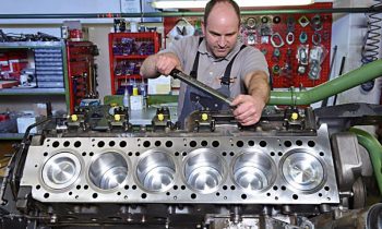 Zu den Kernkompetenzen zählt die Reparatur und die Bearbeitung der Motorblöcke (Bild: Motoren Feuer).