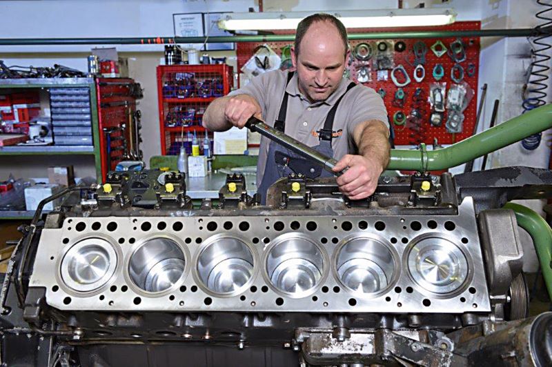 Zu den Kernkompetenzen zählt die Reparatur und die Bearbeitung der Motorblöcke (Bild: Motoren Feuer).