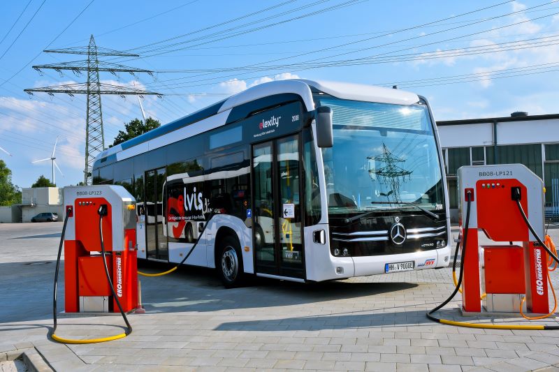 Mit der Produktsuite »eMOBILE« von INIT gelingen die Umstellung auf Elektromobilität und der effiziente Betrieb der E-Busse (Bild: VHH/Ulrike Kabel).
