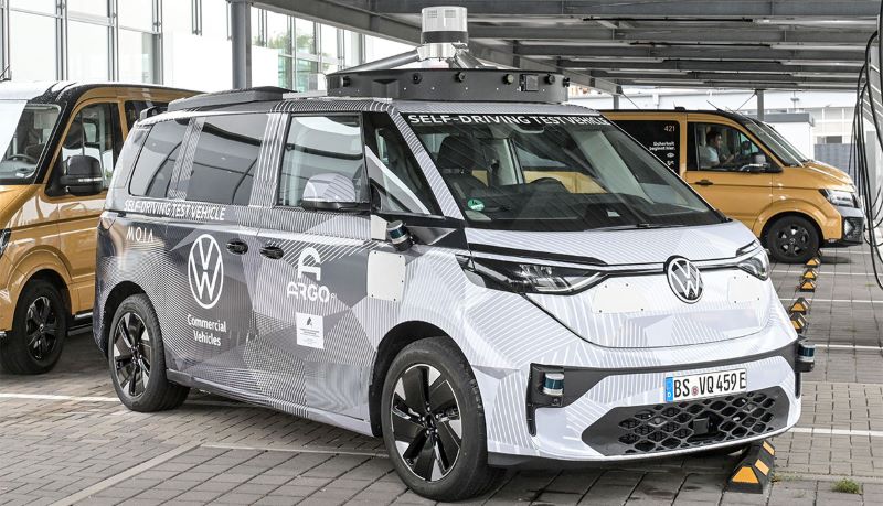 Der VW-ID-Buzz, mit dem Moia in Hamburg den ÖPNV zukünftig autonom on demand maßgeblich ergänzen will (Bild: VW/Moia).